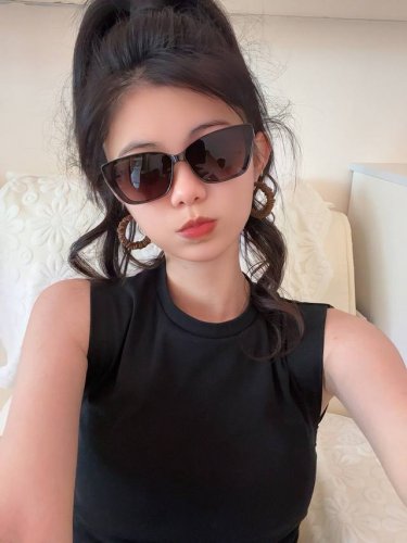 Lv 2025新款女士方框太阳眼镜 开车墨镜 新款太阳镜 时尚大方 舒适轻盈 精致奢华 超轻 型号：L0552