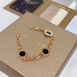 宝格丽手链V金材质 Bvlgari宝格丽 Divas Dream 系列 品相完美 细节无敌 那种独特的色泽完全无可挑剔 再缀以经典指环外形设计 简约之余却又优雅