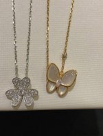 V金镀咪金马眼白贝母镶钻项链 翩翩飞舞的蝴蝶与散发着柔和光泽的珍珠母贝相互辉映 轻盈曼舞的彩蝶停驻在颈项 ，牵引出灵动柔媚的生命活力