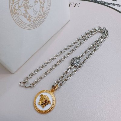 高品质范思哲项链美杜莎头像原单货专柜新款开模复古潮流时尚必备 男女均可佩戴 情侣款同款 摇滚朋克泰银风格 复古元素 潮流百搭 官网同款项链最新款链条档次更高明星