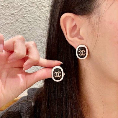 香奈儿椭圆形双C耳钉