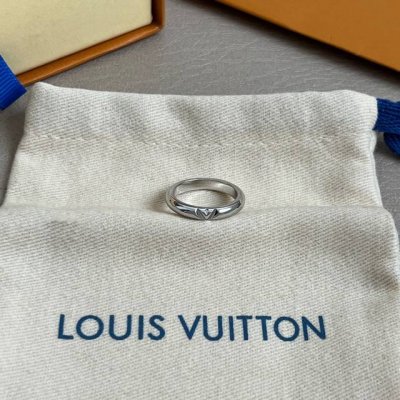 新款原单货Lv 戒指Louis Vuitton 路易威登 戒指专柜一致材质 火爆款出货 设计独特 复古前卫 男神、美女必备。 码数：6、7、8码