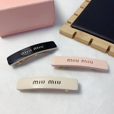 Miumiu缪缪 Miumiu发夹 亚克力Logo弹簧夹压夹边夹刘海夹日常精致小单品 气质百搭小仙女必入单品 宝藏款 闭眼入推荐款 单个