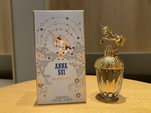 专柜品质 安娜苏独角兽Edt Ml。安娜苏Annasui 独角兽香水“以梦为马，不负韶华” 简直是圆了每个女孩都有的旋转公主木马梦。 香味是花果木质香调 主调是