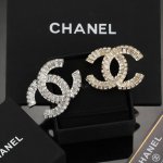 Chanel 小香 火爆单品 方钻胸针 最经典款 没有之一 气质 上身超美腻 怎么看怎么美 原版一致材质 纯银针 一致不够卖的款 人见人爱