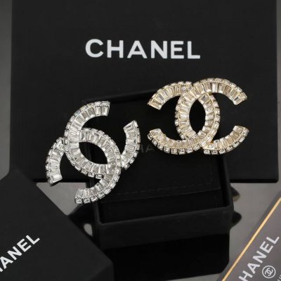 Chanel 小香 火爆单品 方钻胸针 最经典款 没有之一 气质 上身超美腻 怎么看怎么美 原版一致材质 纯银针 一致不够卖的款 人见人爱