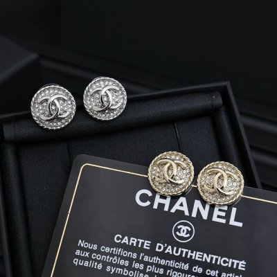 chanel 香奈儿经典款水钻圆形耳钉必入 像太阳花一般，镶嵌一圈水钻，拍照的时候，在阳关下超级 Blingbling，反射出的光，好晃眼 圆形+双C的设计，很