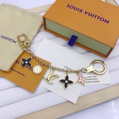 元配图片原版包装 Louis Vuitton官网M68999 Spring Street包饰与钥匙扣。 Spring Sreet包饰与钥匙扣以多元素呈现品牌元素