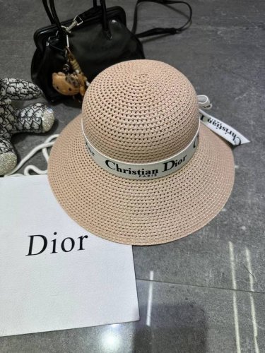 跑量 Dior～～优雅Pp草遮阳帽，甜美风， 很秀气的帽型，遮阳凹造型都无可挑剔！ 头围:57Cm