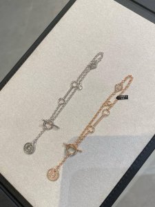 Gambade系列手链，链长17Cm。 以马具为灵感来源的珠宝只有它了 H家Gambade系列手链，以马具为灵感来源的珠宝，一条很高贵，有气质的手链，并不是珠