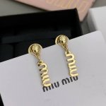 高品质 细节如图 080090 Miu字母耳钉 ZP2950 非常经典的字母Logo元素 极简的设计 超级百搭耐看 淡金色 极简不只是简单 而是在细节中的每一个