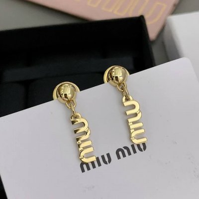 高品质 细节如图 080090 Miu字母耳钉 ZP2950 非常经典的字母Logo元素 极简的设计 超级百搭耐看 淡金色 极简不只是简单 而是在细节中的每一个