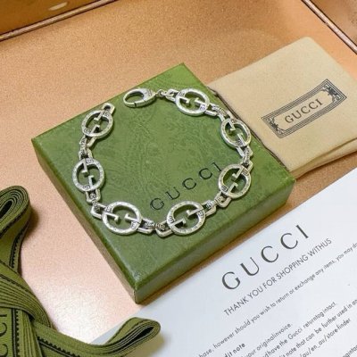 最新出炉 Gucci古驰手链最新款的经典款 精致无论款式 质感 都是绝对的顶尖Feel 只要看一眼就懂了 原版Logo 超 Nice 搭配衣服最佳的选择，男女同