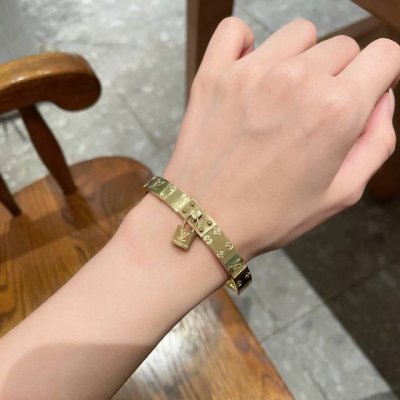 新品 原单货 Lv字母锁雕刻手镯Louis Vuitton 路易威登 专柜一致材质 火爆款出货 设计独特 复古前卫。手镯14K精工保色版 从上市以来一直深受Mm