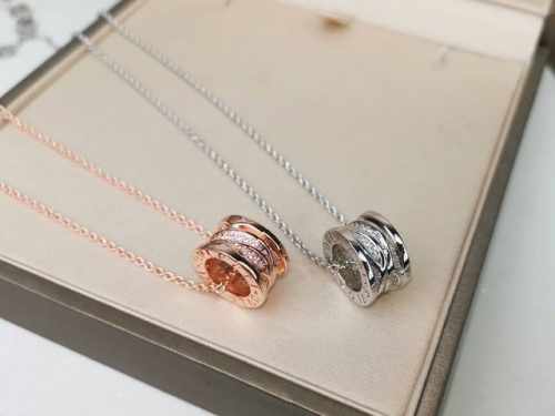 高品质 宝格丽 镂空带钻项链 专柜同步更新 同款Bvlgari 专柜同款1:1出模 配原版链条 链条刻原版字印Bvlgari以独特风格重新诠释了Bvlgari最