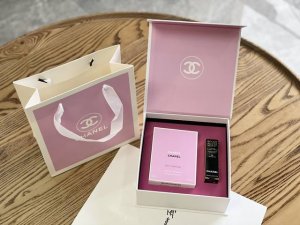 专柜品质 小香邂逅香水口红礼盒2件套 内含 粉邂逅50Ml+黑管按压口红58# 经典粉色邂逅 透漏出一丢丢小性感 追逐自由 非常独特的香 闻过一次就记在心间 柑