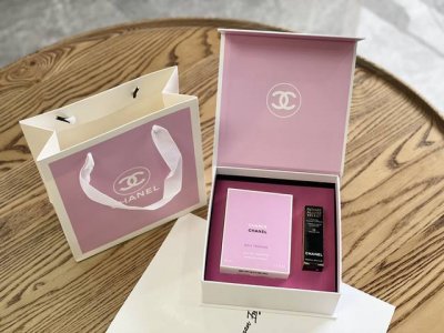 专柜品质 小香邂逅香水口红礼盒2件套 内含 粉邂逅50Ml+黑管按压口红58# 经典粉色邂逅 透漏出一丢丢小性感 追逐自由 非常独特的香 闻过一次就记在心间 柑