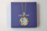 Swarovski 花卉圆盘项链 祝 祈愿新年万事吉祥如意、福禄临门。 施华洛世奇推出大吉葫芦花瓶和宝相花造型系列产品，融合东西方经典美学及精湛制作工艺。