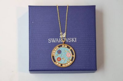 Swarovski 花卉圆盘项链 祝 祈愿新年万事吉祥如意、福禄临门。 施华洛世奇推出大吉葫芦花瓶和宝相花造型系列产品，融合东西方经典美学及精湛制作工艺。