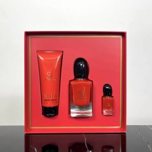 高品质/290 阿玛尼迷情挚爱香水礼盒。 1Yu512编码！配中文标！配手提袋！ 阿玛尼挚爱身体乳香水三件套。 内含:（香水50Ml+7Ml+身体乳75Ml)