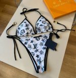 Lv比基尼适合多种场景的游泳衣♀海边 游泳池 温泉 水上乐园 漂流都可以内搭外穿也完全可以 面料：透气舒适。速干弹性的游泳衣更加帖肤易清洗。S M L Xl