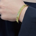 新品 原单货 Lv印花雕刻四叶草中性款金色手镯Louis Vuitton 路易威登 专柜一致材质 火爆款出货 设计独特 复古前卫 手镯14K精工保色版 从上市以