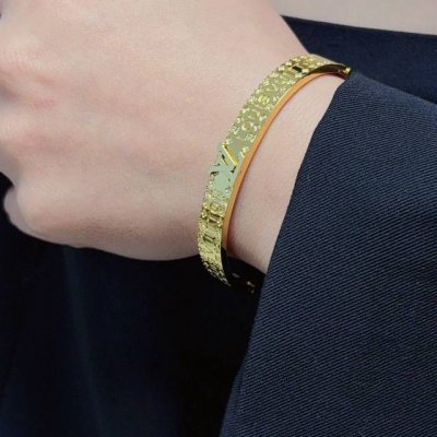 新品 原单货 Lv印花雕刻四叶草中性款金色手镯Louis Vuitton 路易威登 专柜一致材质 火爆款出货 设计独特 复古前卫 手镯14K精工保色版 从上市以