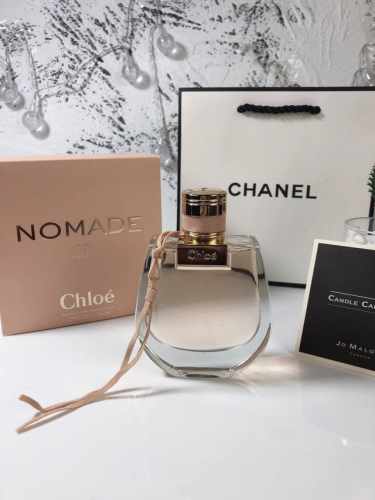 专柜品质 Chloe克洛伊蔻依18新款小猪包Nomade女士浓香水75Ml ，，瓶身外形灵感来自人气小猪包Drew Bag,整体色系也呼应Chloe的经典色胭红