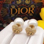 编号Ded0052 迪奥 一线大牌都爱的Dior迪奥 Cd字母爱心耳钉 复古金属质感逆袭版Dior字母潮范儿抢风头 完全胜任现代年轻人街拍 度假时尚搭成为夏日最