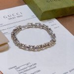 2025最新出炉 Gucci古驰手链最新款的经典款 精致无论款式 质感 都是绝对的顶尖Feel 只要看一眼就懂了 原版Logo 超 Nice 搭配衣服最佳的选择
