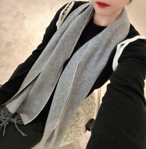 巴宝莉 男女围巾 怒赞自留，难得的高端男款！家属福利！巴宝莉非常正的男士围巾~面料大爱，非常柔软细腻舒服，轻度水波纹！大气简约，超级好看的男神配色，任何男生都会