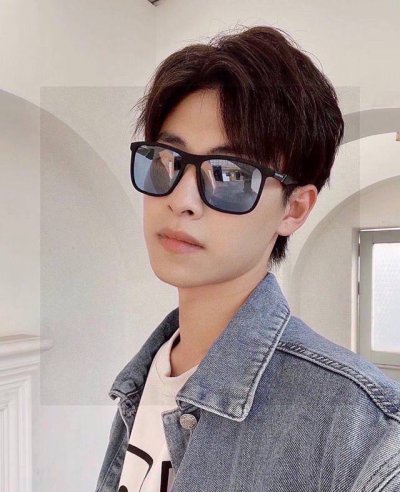 新款品牌：阿玛尼Armani ：原单品质男士偏光太阳镜 材质：高清宝丽来偏光镜片、板材印字Logo镜腿。看细节就知道大师手工制作设计，做工精致，高端大气，适合旅