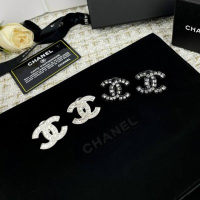 编号2575 chanel 黑白方钻 树脂大号耳钉 尺寸: 宽3厘米 高2.3