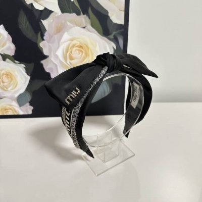 特 配专柜包装 Miumiu 缪缪 最新发箍 小仙女快入手 特殊材质 不嘞头 可盐可甜～