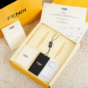 203306 我们出品 Zp5140，量大咨询客Fu Fend！F字母耳环 比Zp做得还完美抛光，电镀，线条感，质感，细节，角度拿捏，堪称比金货还完美我真心快被