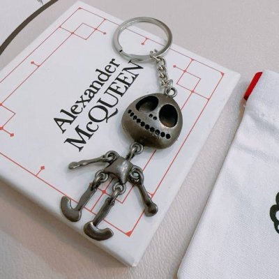 原单货新款Alexander Mcqueen 亚历山大 麦昆 钥匙扣 包包扣 配饰 专柜一致原版定制 骨子里那种叛逆浮夸朋克可内心又向往着美好的焦虑，对美的另一