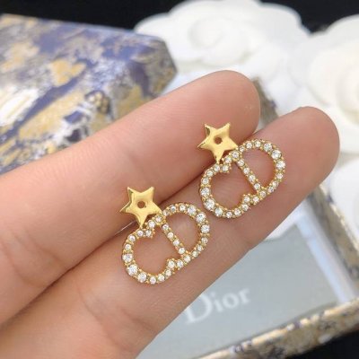 编号Ded0182 Dior 迪奥 星星Cd耳钉 专柜新款上市 美得不要不要的 唯美 浪漫 人手必备款 火爆小红书 精选Zp一致材质