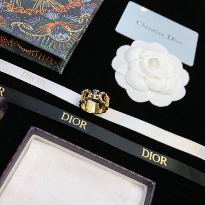 dior迪奥 新款 Cd戒指 现货即发 爆款随时断时尚造型设计 很漂亮 专柜材质