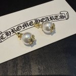 克罗心 Mikimoto 御木本联名款的耳钉 巧妙将女性气质的白色珍珠与 Chrome Hearts 标志性十字架元素相融合 简简单单的很精致 日常佩戴又酷又优