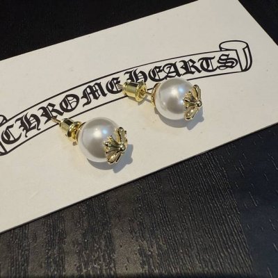克罗心 Mikimoto 御木本联名款的耳钉 巧妙将女性气质的白色珍珠与 Chrome Hearts 标志性十字架元素相融合 简简单单的很精致 日常佩戴又酷又优