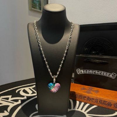 新款 专柜品质 Chrome Hearts克罗心经典复古项链 紫色心型吊坠 凹凸造型不同的花纹设计风格 呈现出与众不同 十字架 童军花是克罗心的志 所以更经久不