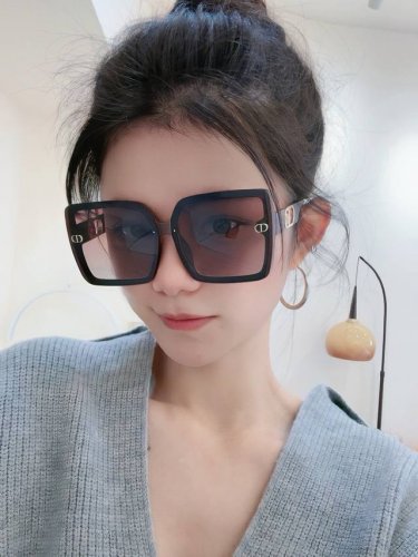 Dior-迪奥 2025开春新款 潮流爆款 时尚方框偏光太阳镜 高品质 佩戴舒适 网红潮款墨镜 型号 D8290