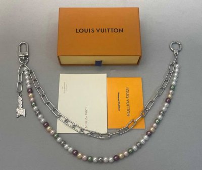 Lv Figaro 腰带链 Lvfigaro 腰带链以莹泽黄铜锻造双链设计，再令品牌经典标识巧妙嵌入链环之间。 Lv 字母装饰于一端优雅垂坠，弹簧扣实现轻松固定