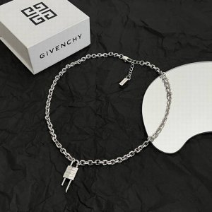 Givenchy 纪梵希 项链，高端品质专柜同材质，独家实拍，采用金属材质手工组装出 G 形链环，呈现粗犷，现代又中性的风格，时髦单品，日常刷街搭配拍照都 做工