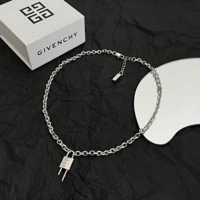 Givenchy 纪梵希 项链，高端品质专柜同材质，独家实拍，采用金属材质手工组装出 G 形链环，呈现粗犷，现代又中性的风格，时髦单品，日常刷街搭配拍照都 做工