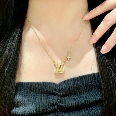 Louisvuitton以 经典花纹图案设计 双花 款设计方式吊坠Lv品牌标志设计 经典标志理念 演绎典雅也流行项链 时尚潮流百搭款 非常抢眼显白 专柜同款 黄