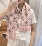 Louis Vuitton 路易威登 唐嫣明星同款秋冬羊毛围巾 加厚保暖羊绒围巾披肩两用纯色 这款围巾上饰有经典的 Monogram 图案和路易威登首字母字样