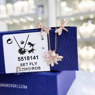爱的花园 粉钻蜻蜓锁骨项链 这款是以优雅的蜻蜓及美丽的花朵为灵感 项链的花朵装饰则带有璀璨悦目的花瓣 不但与仿水晶的光彩互相辉映 也是重要时刻的送礼精选