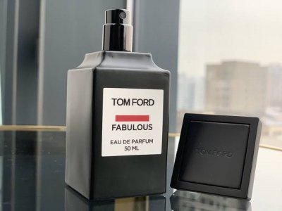 专柜品质 tffabulous发布勒斯 香水 纯黑色磨砂质地瓶身 外型方正规整非常大气 拿在手上很有质感
