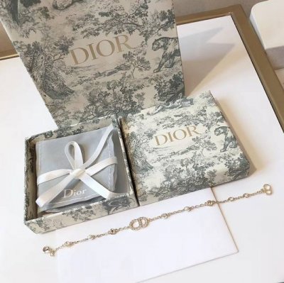 P70Dior 迪奥 Cd 手链 Oh My G 真的太好看了 上边全部是施华洛的Silver Shadow水晶 出品可以说完完全全就是Zp的节奏 原版材质